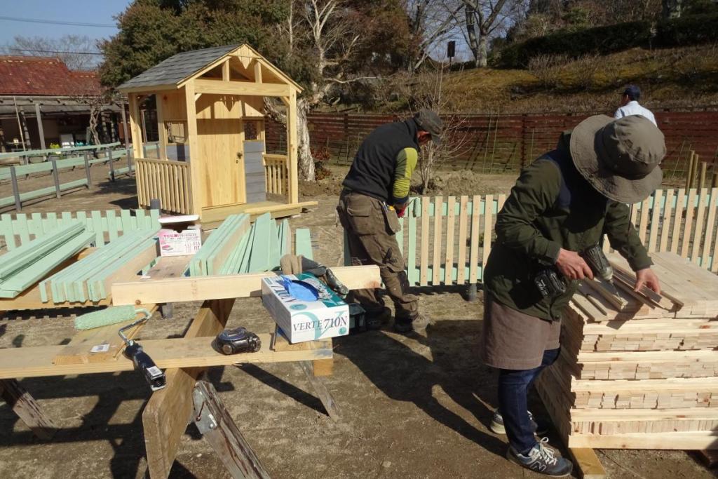 午後も一緒に柵を作ってます！