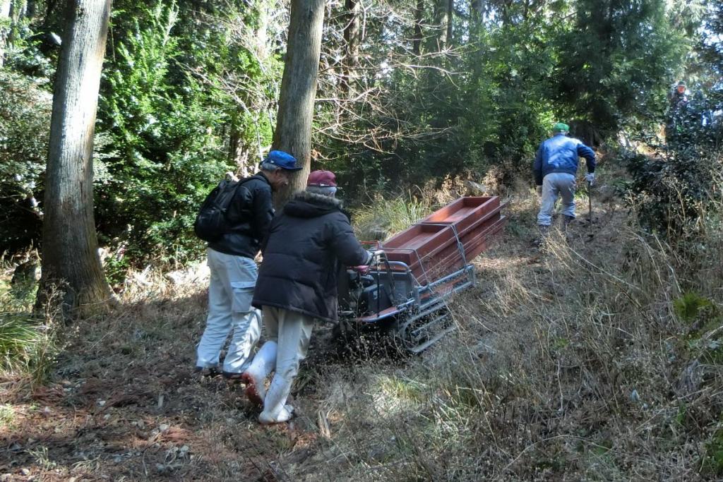 作業車でベンチ材を運搬