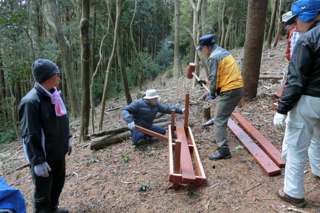 枠に合わせて杭打ち