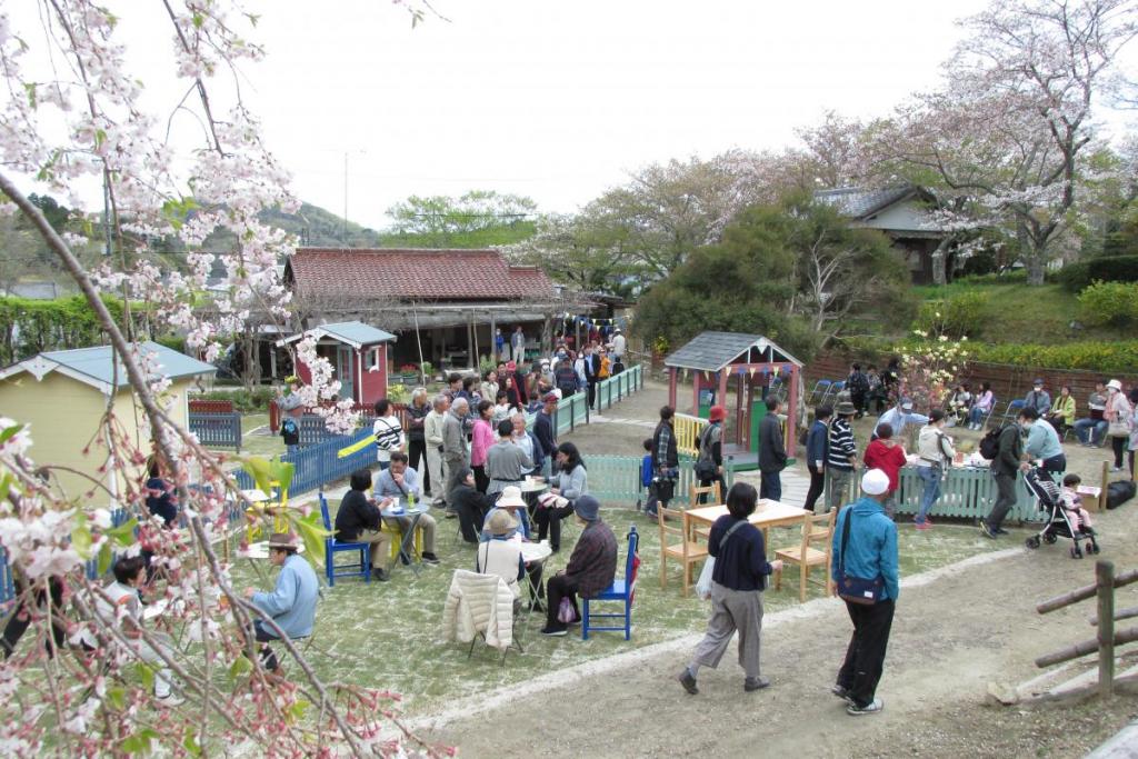 沢山のお客様とオープニングを楽しみました。