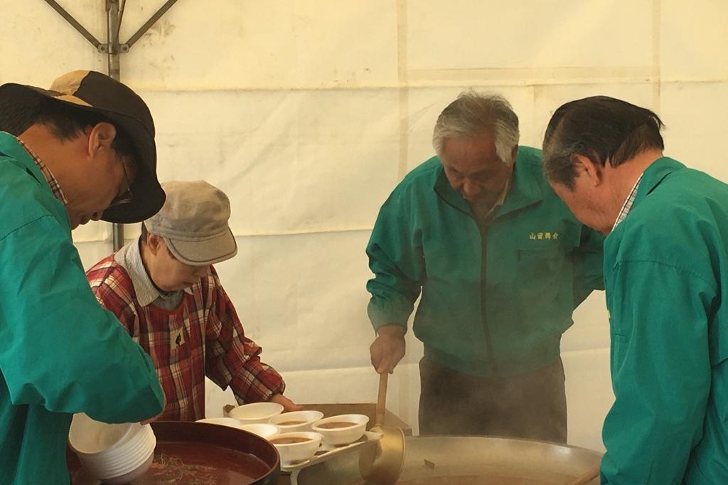 豚汁の準備をする「山留舞会」