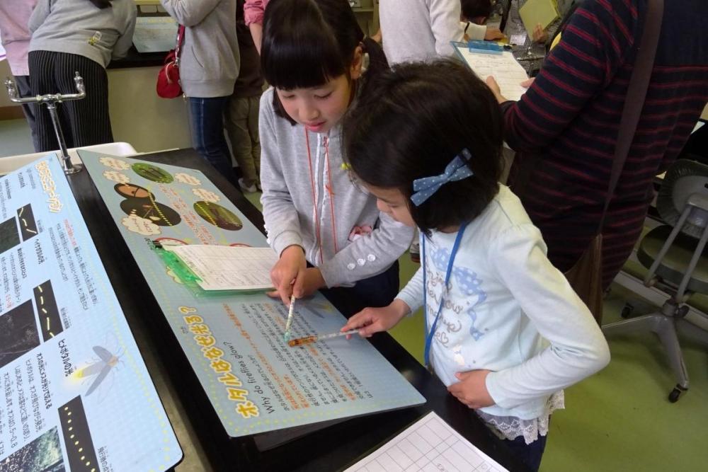 「あっ、ここに答えが書いてあるよ」