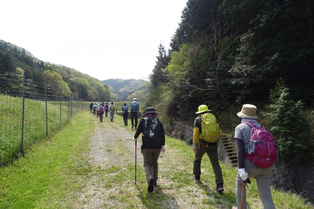 ホタルの生息する川沿いを歩く