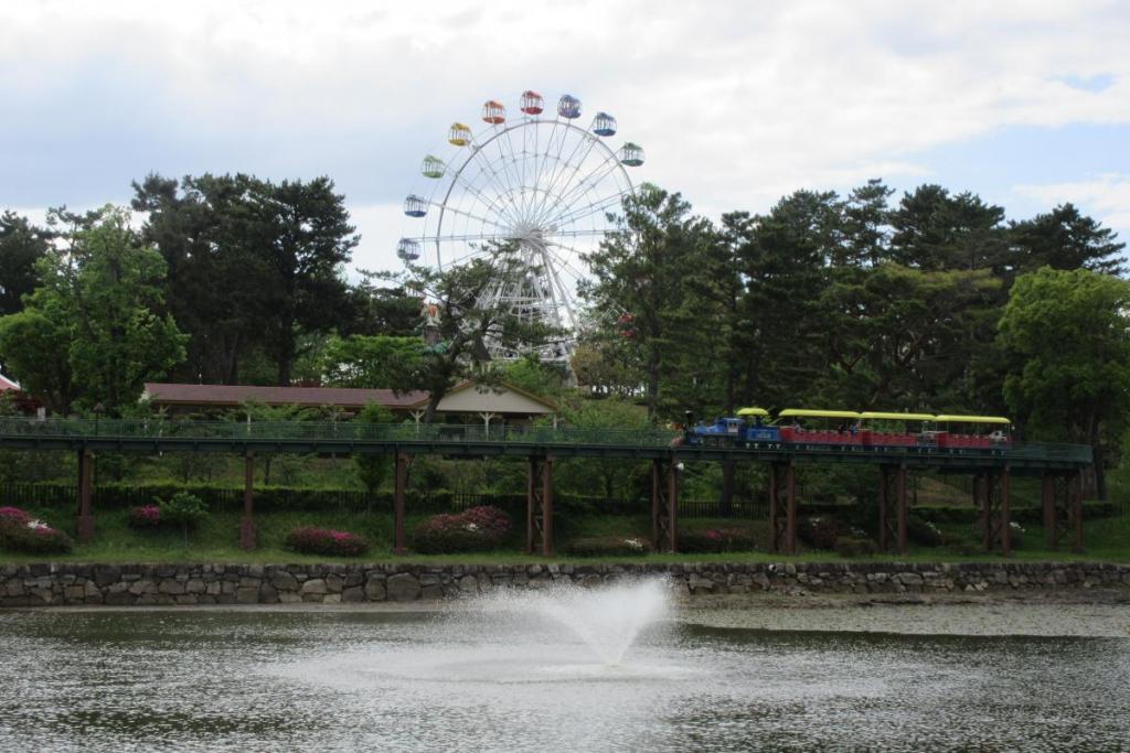 ツツジと遊園地全景