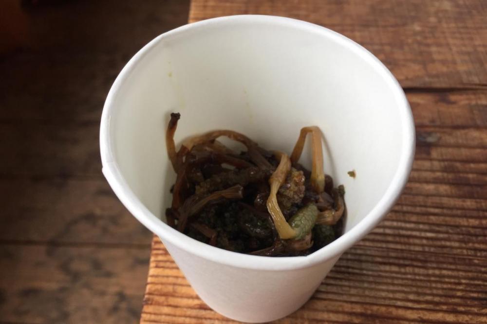 茹でたツクシに甘辛いタレが絡めてあります
