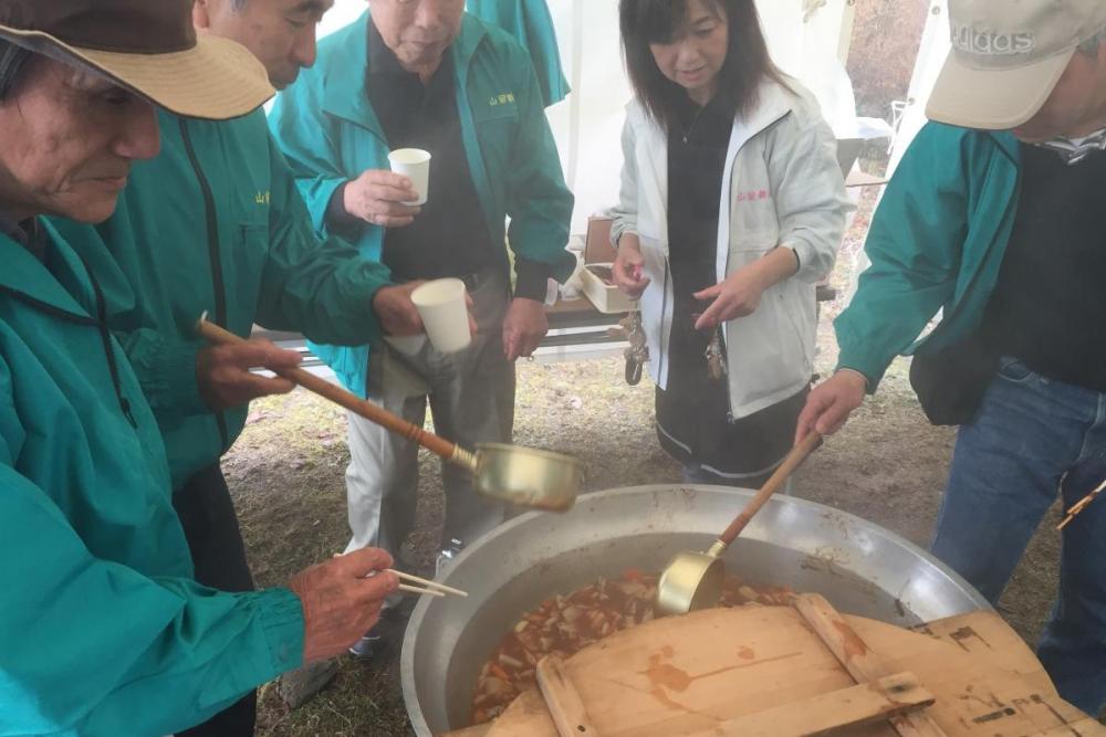大鍋で煮込まれる豚汁がとても美味しそう