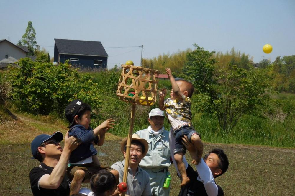小さなお子さんの見事なダンクシュート！