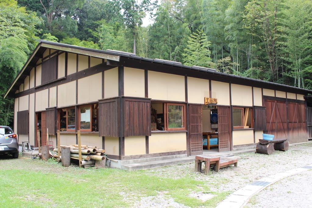 工作棟は管理棟より手前にあります