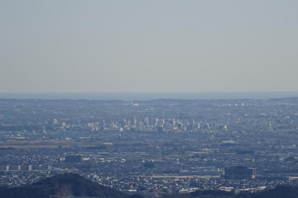 豊橋市街地の向こうには太平洋が見える