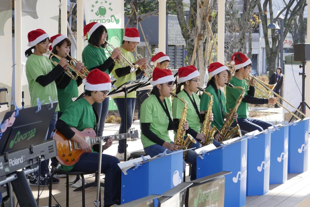 新しくなった籠田公園でも演奏しました