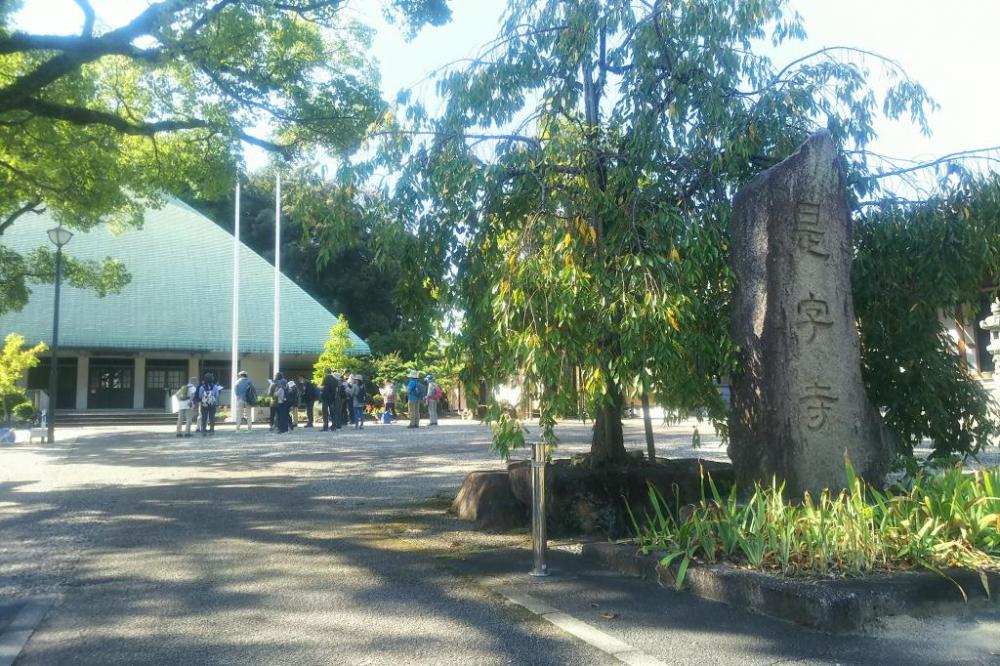 「龍海院」本堂と裏手に拡がる「ふるさとの森」