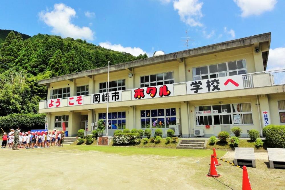 旧「鳥川小学校」を改修して平成24年4月にオープン