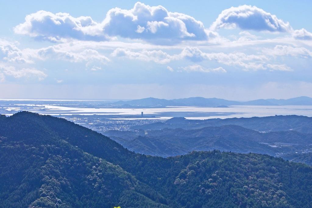 山頂からの渥美湾方面の絶景が見渡せます。