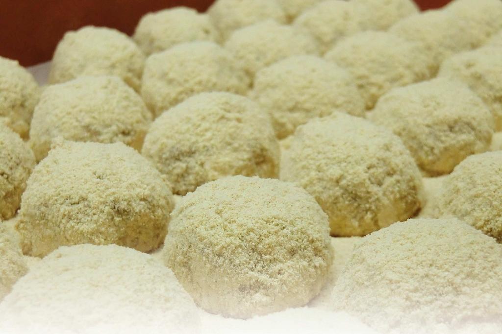 西表産黒糖入り・わらび餅イメージ／1個100円（税別）