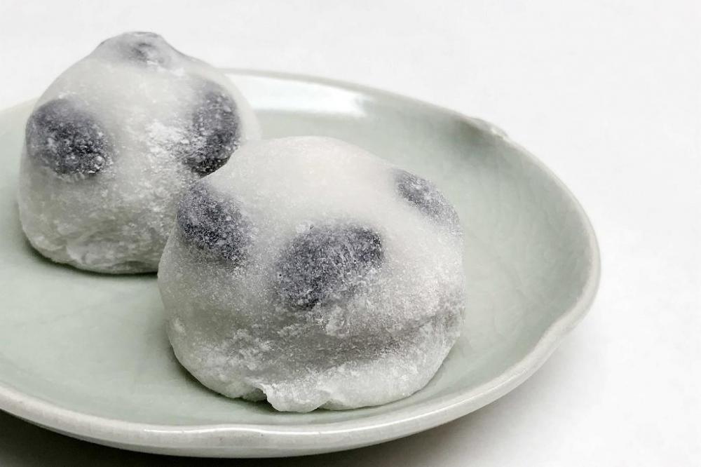 丹波種黒豆と沖縄のミネラル海塩ぬちまーす使用・黒豆塩大福／1個200円（税別）