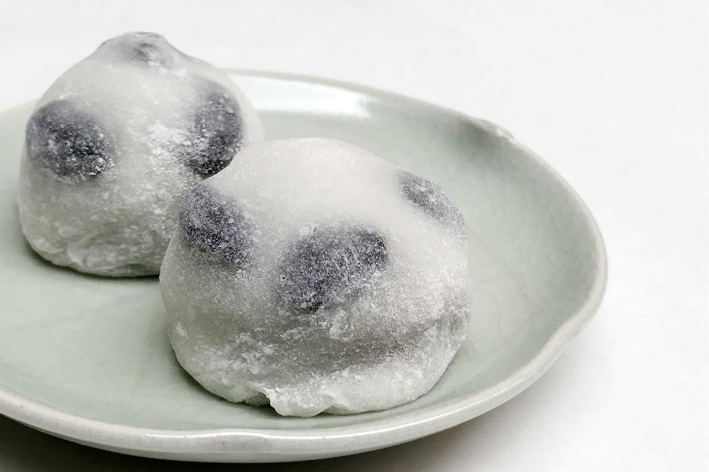 丹波種黒豆と沖縄のミネラル海塩ぬちまーす使用・黒豆塩大福／1個200円（税別）
