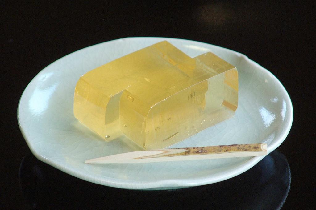 さっぱりした甘さの透明なお羊羹・琥珀糖／1棹1,300円（税別）