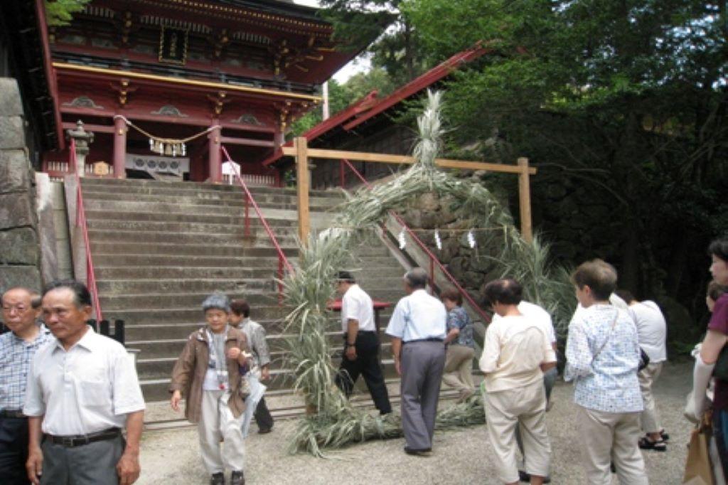 六所神社「夏越しの大祓い（輪くぐり神事）」