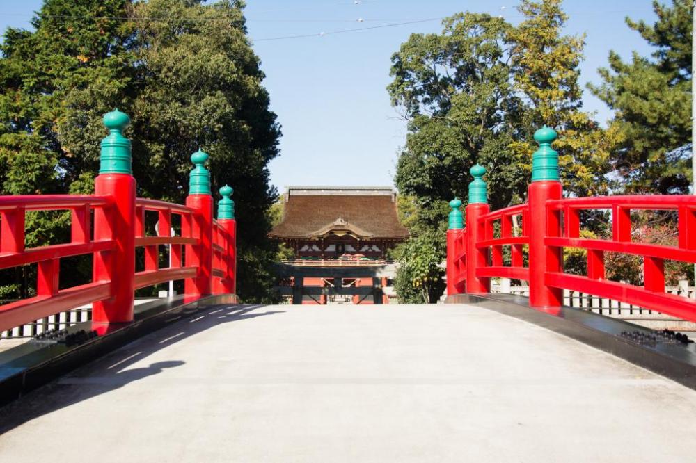 伊賀八幡宮参道から見た随神門
