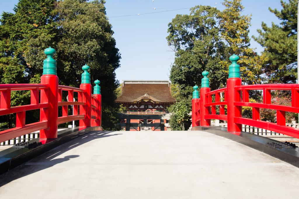 伊賀八幡宮参道から見た随神門
