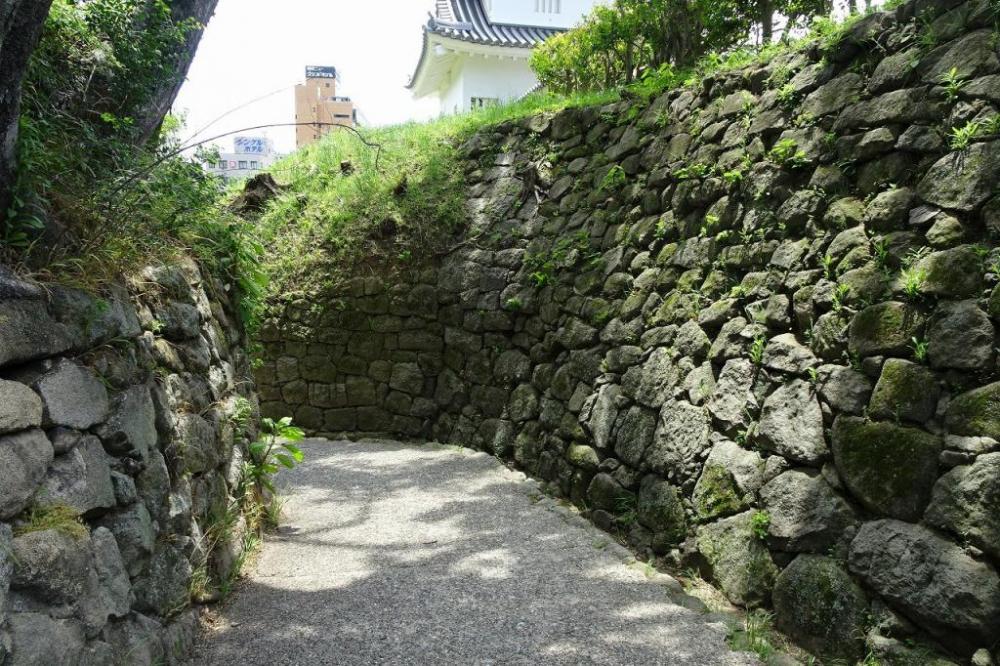 岡崎城公園内南切通し石垣