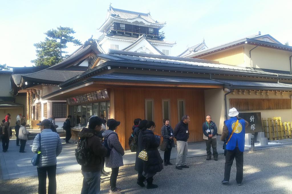 おかざき観光ガイドの会による岡崎公園内ガイド