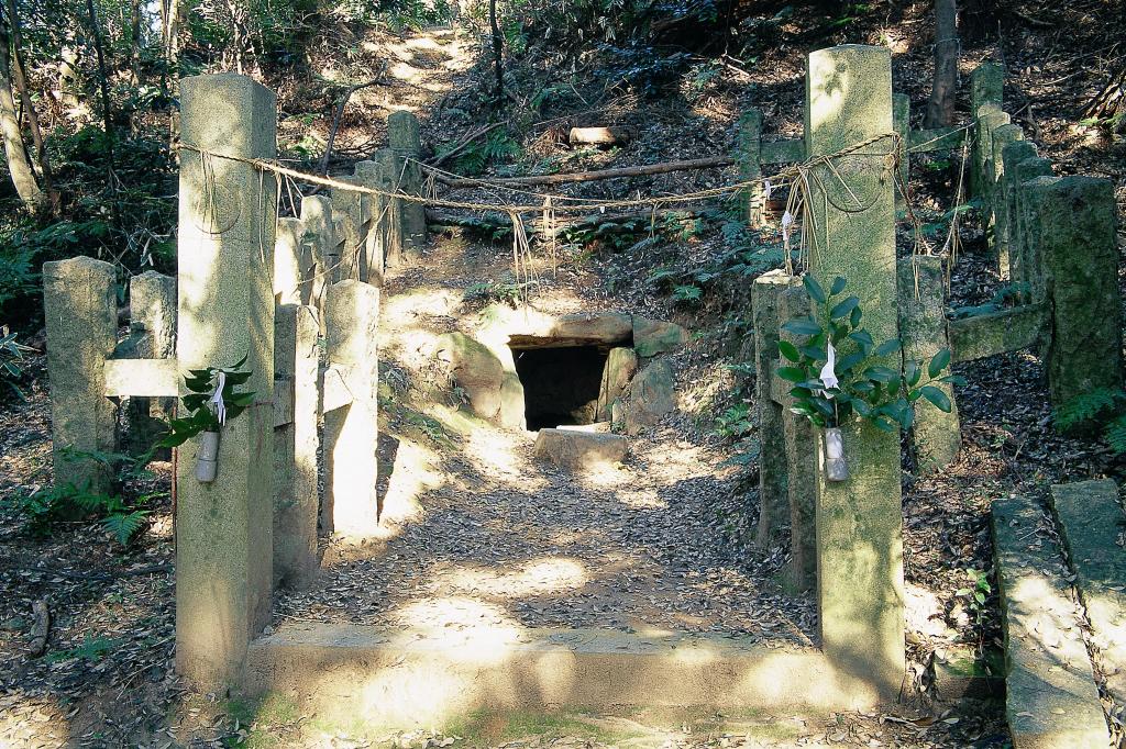 山中八幡宮・鳩ヶ窟