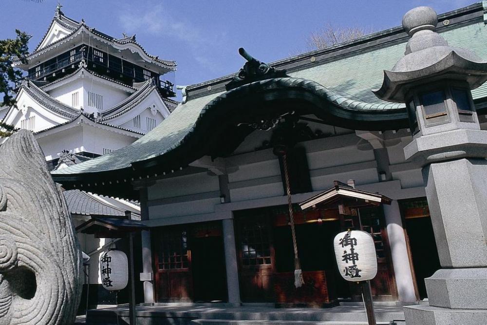 岡崎城公園内、岡崎城と龍城神社