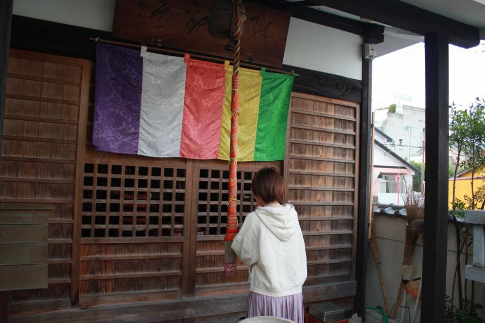 神社やお寺ではお参りをお願いします