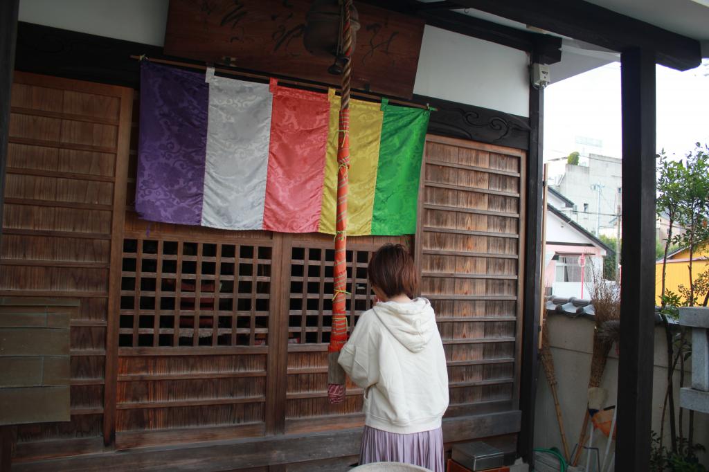 神社やお寺ではお参りをお願いします