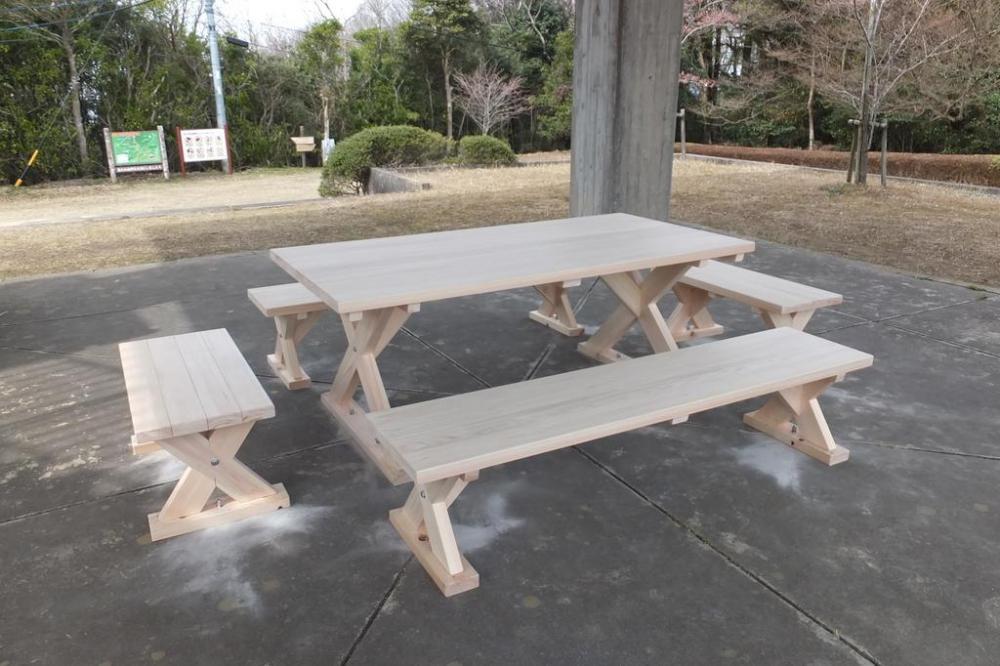 間伐材で作られたテーブルとベンチ