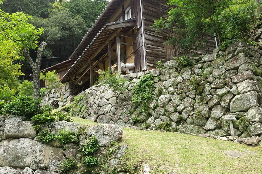 石垣下の看板に従って、坂道を上っていきます