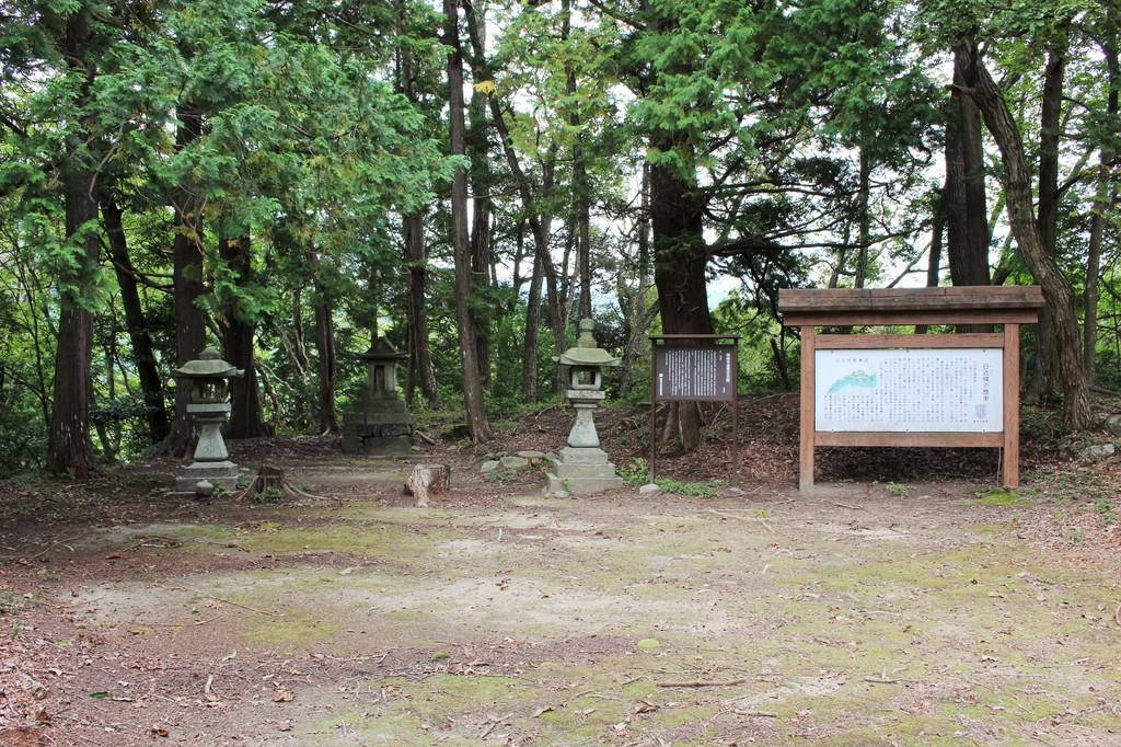 山頂には日近城跡の説明看板があります