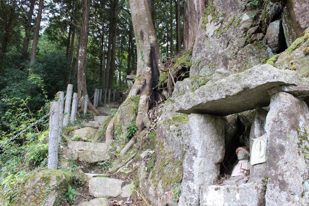 遊歩道沿いの石仏