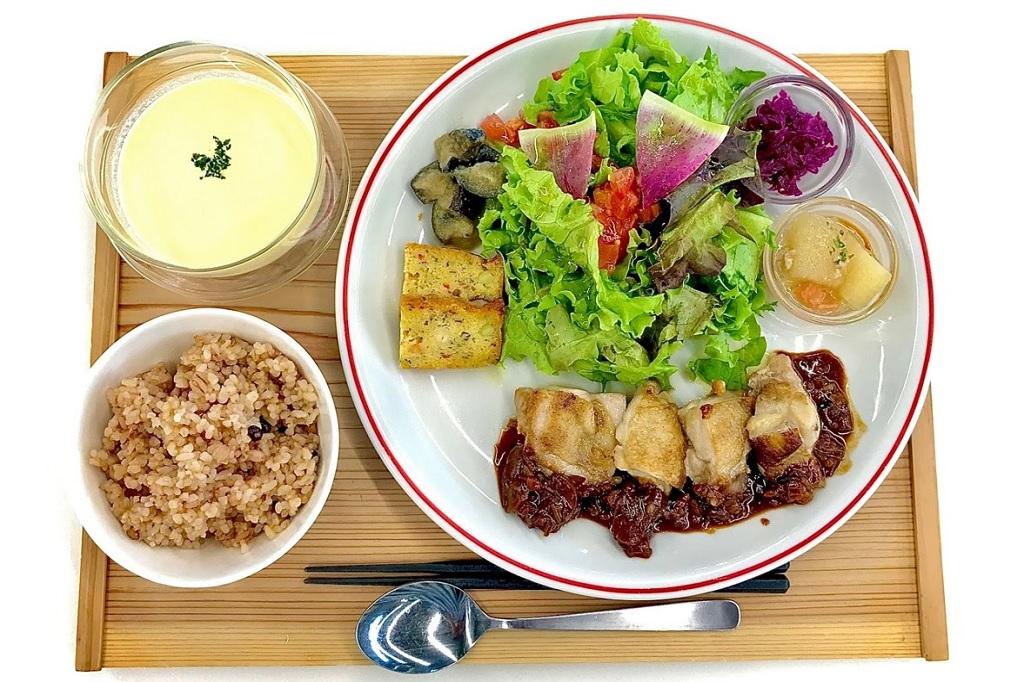 主菜とスープは2種類よりお選びいただけます。（月替わりで変更）