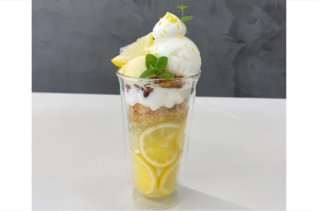 写真は期間限定レモンパフェ。ほかにもブリュレやケーキもございます。