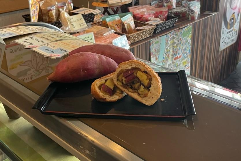 芋やのさつま芋ゴロゴロ岡崎カレーパン