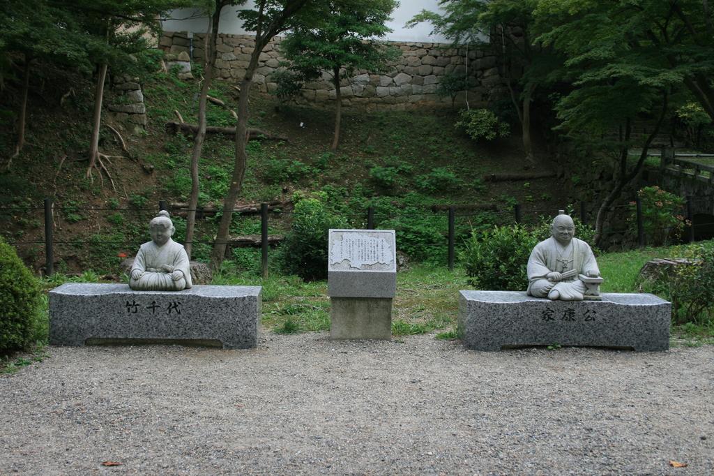 家康公 竹千代像ベンチ 見どころ 施設紹介 岡崎公園 岡崎おでかけナビ 岡崎市観光協会公式サイト