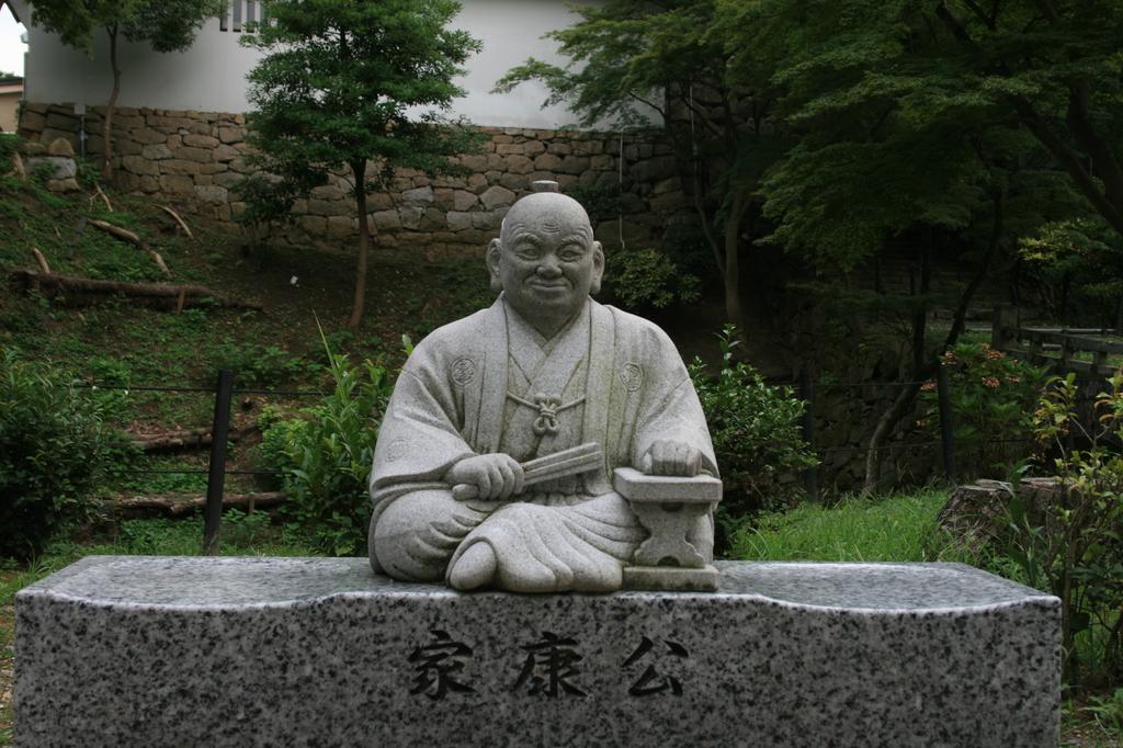 家康公 竹千代像ベンチ 見どころ 施設紹介 岡崎公園 岡崎おでかけナビ 岡崎市観光協会公式サイト