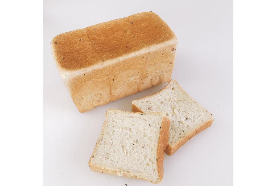 北海道産小麦でミネラル豊富な雑穀食パン