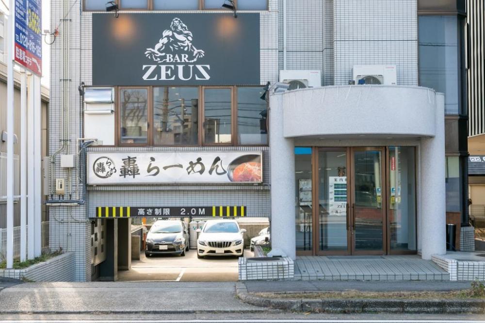 248号線沿い、Bar ZEUSの下にあります