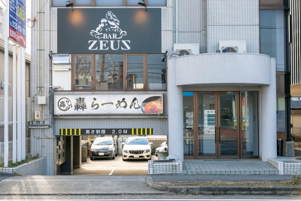 248号線沿い、Bar ZEUSの下にあります