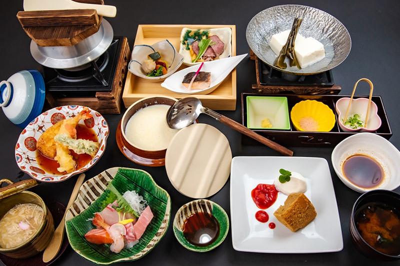ご予約は、魚・豆腐・釜めしを中心とした月替わり懐石コースから承っています