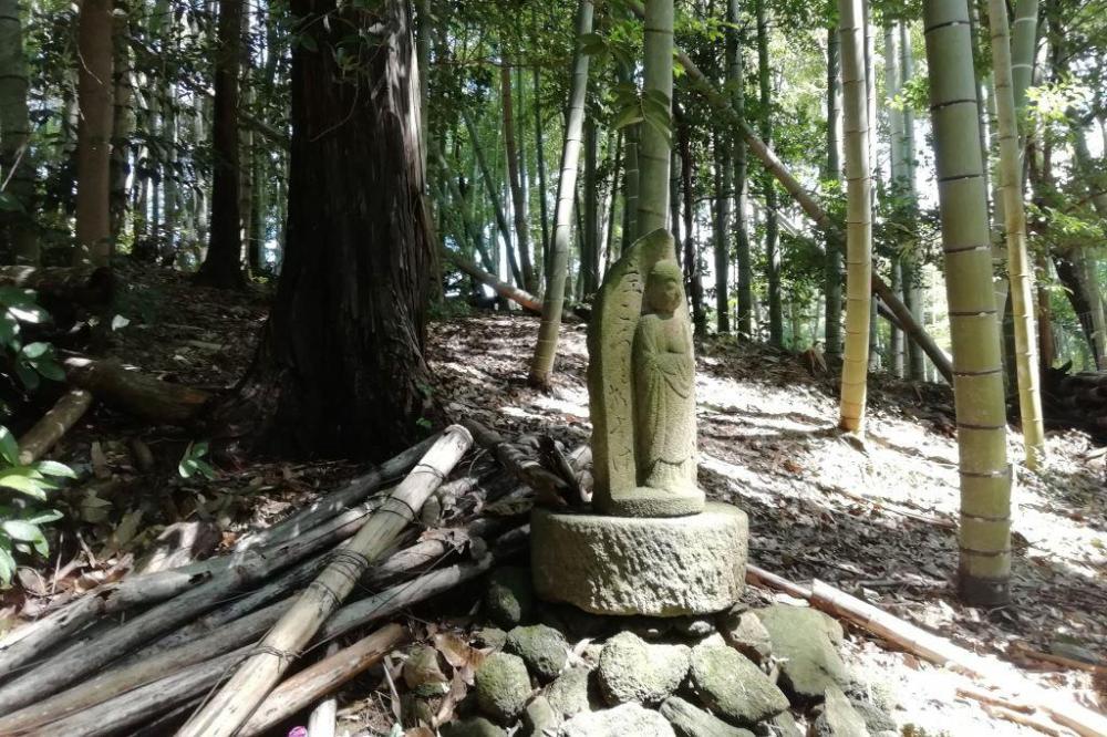 真福寺への途中には所々にお地蔵さんがあります。