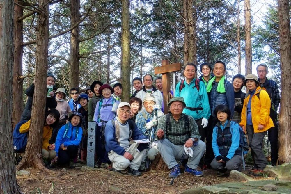 山頂到着！みんなで記念写真