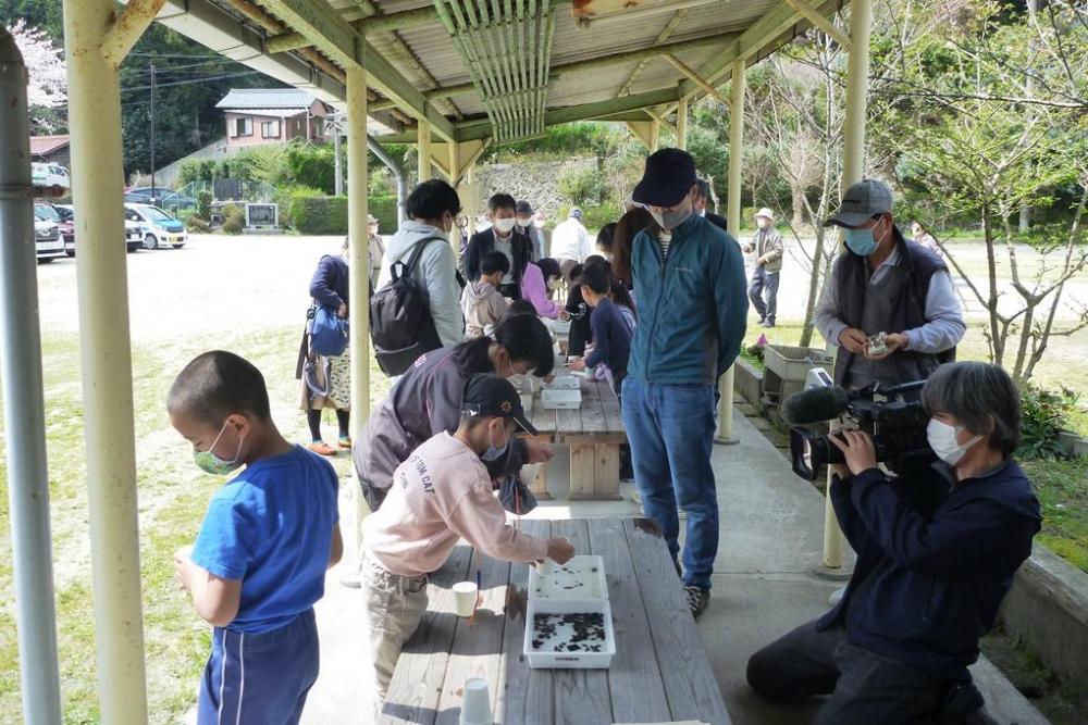 放流用の紙コップを持って川へ移動します