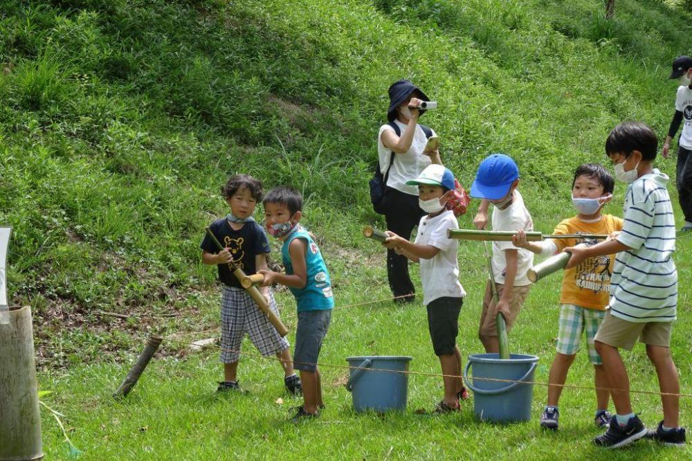 竹水鉄砲的当て大会（R4年8月の様子）