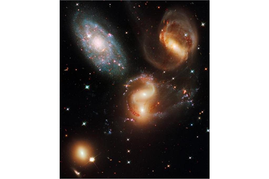 「ステファンの五つ子銀河」HCG92　NASA,ESA,andtheHubbleSM4EROTeam
