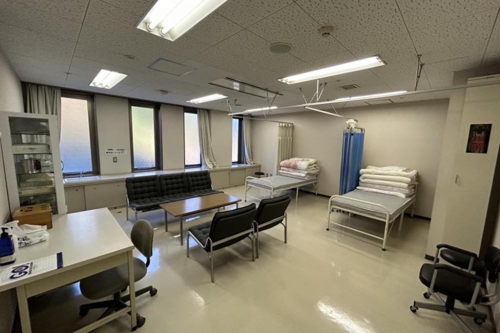 救急箱・ベッド・担架など完備された医務室