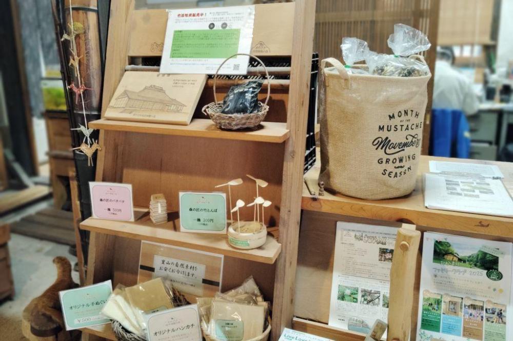 館内販売（オリジナル草木染めハンカチと手ぬぐいなど）